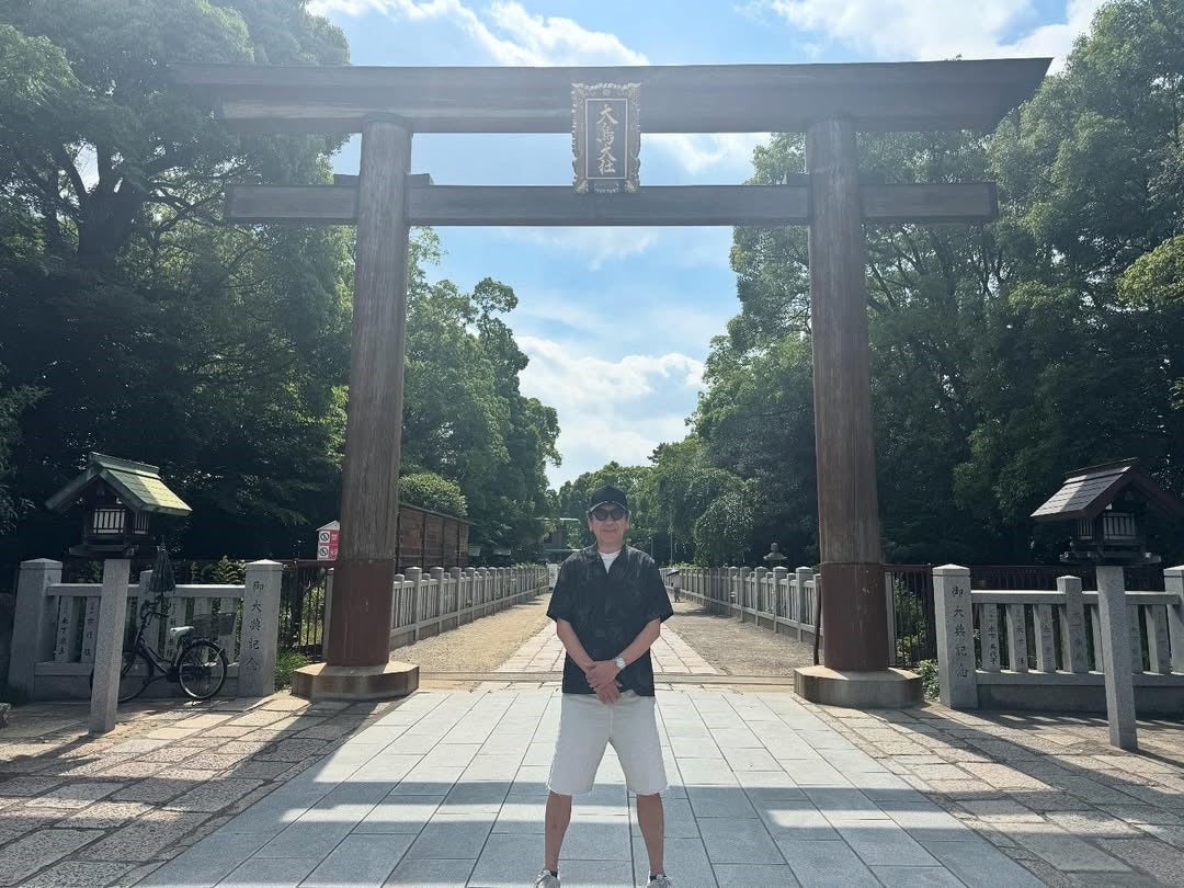 布袋寅泰、大阪「大鳥大社」で大阪コンサート前に良い気分を注入でやるぞ‼