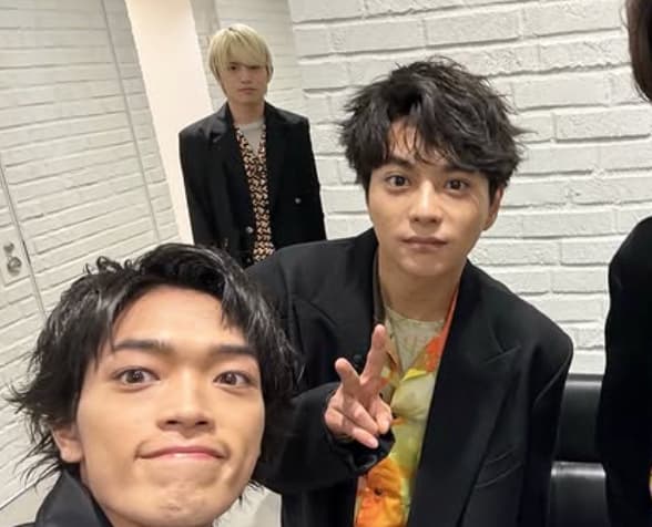「貞子の写り方」timelesz・原嘉孝、音楽番組出演前の仲良しショットを大公開！
