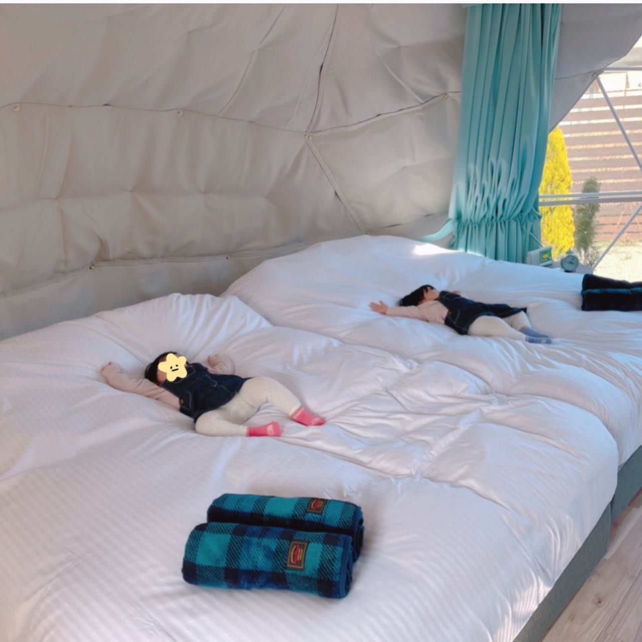 大山加奈さんの娘たちがふかふかベットでお昼寝😴💕癒されショットが話題に✨