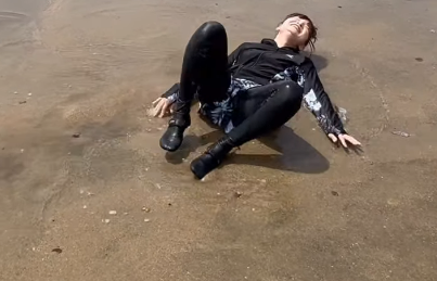 「倒れ方、可愛い」美女スキムボーダー、レアな”地面コロコロ・ムービー”を披露！仕草がキュートだとファン注目の眼差し