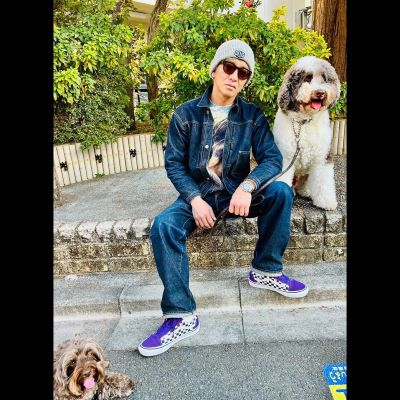 木村拓哉が”イケおじ”ショットを公開!!　愛犬に囲われ