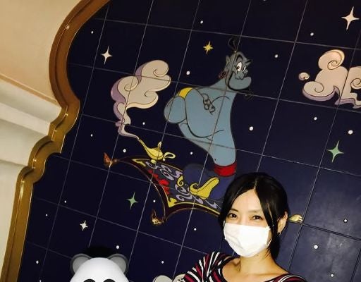 「夢の国、弟と。」倉科カナ、ランプの精霊ジーニーとお揃いポーズでツーショット！