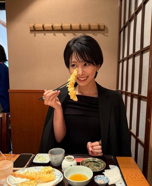 海老原優香アナが「巨大海老天」に笑顔。涼を感じる蕎麦ランチに季節の美味しさがにじむ