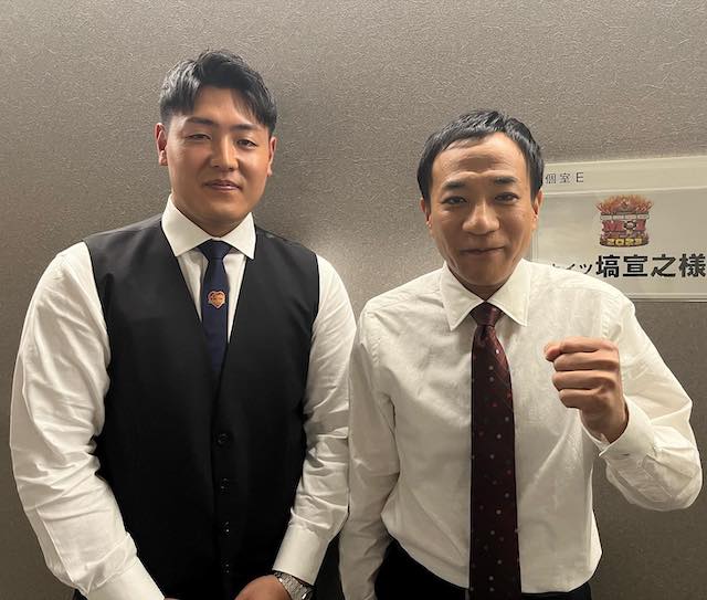 「めっちゃ嬉しそう😻💓」ナイツ・塙、ジャイアンツ・岡本和真選手とM-1で記念のツーショット📸