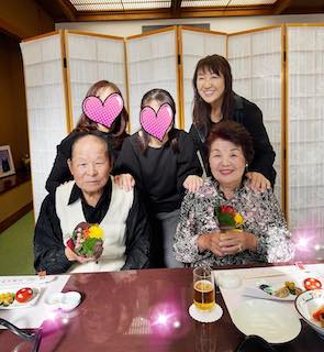 人気タレント、父母の顔出しショット公開！結婚60年目のお祝いにいいね殺到