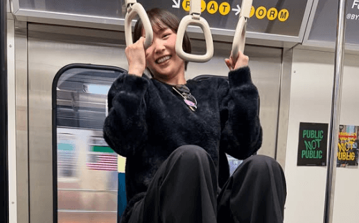 「凄い！本物の電車みたい」スポーツ美女子、パラダイスシティで魅せた”ハリキリ・ショット”に反響続々「どの角度から撮っても美人」