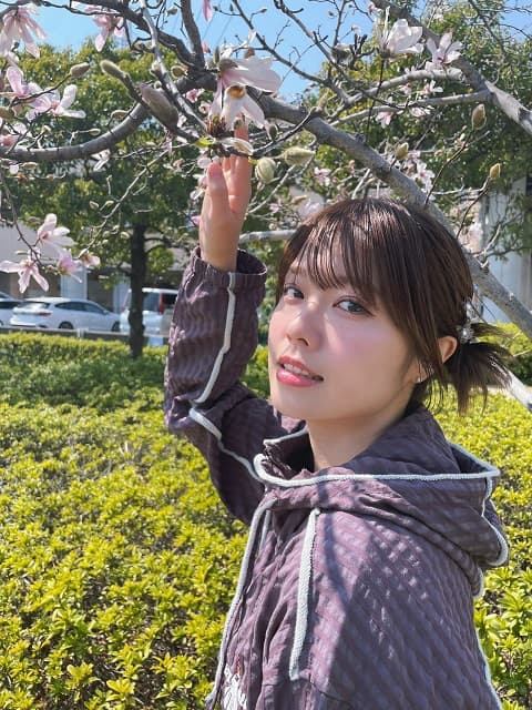 「お顔と表情がまた良すぎて...」元AKB48タレントと花との美麗ショットにファンうっとり