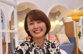 「これは完全に女優スマイル…！」中村仁美、スタジオでの満面オフショットにファン癒される