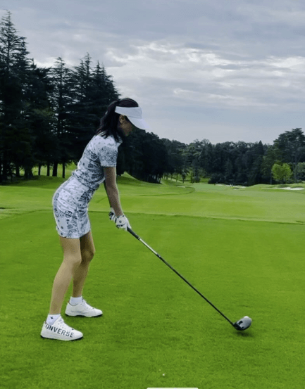 望月理恵のミニスカゴルフ姿が話題に