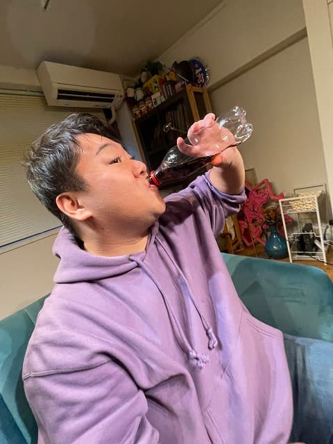 コーラ〇〇本目!? ラランド・ニシダの”飲みまくりショット”にファン驚愕？