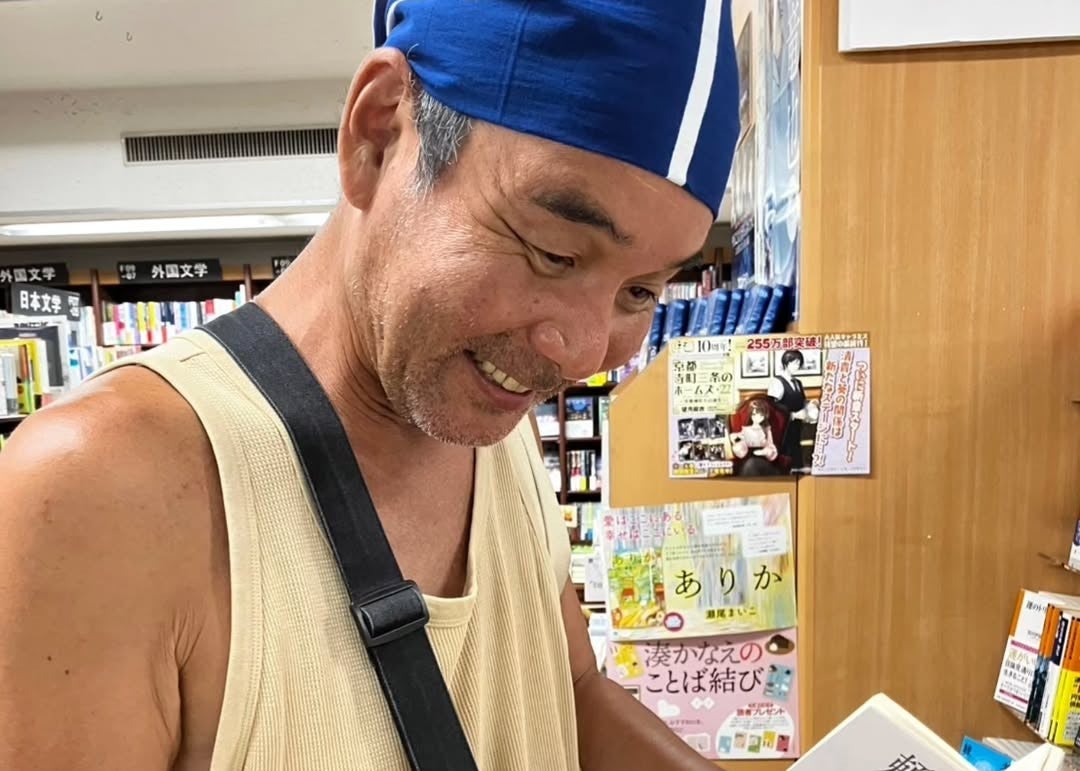ダチョウ倶楽部・肥後克広が自著と再会　紀伊國屋書店での笑顔ショット公開
