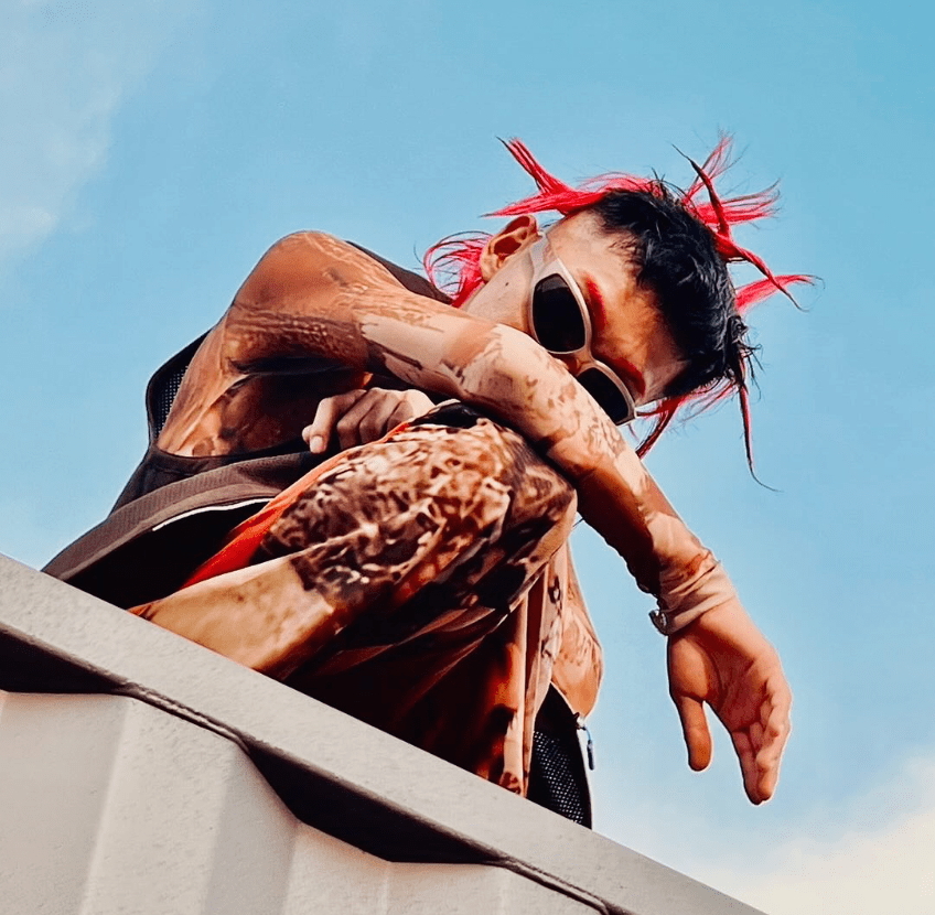 「派手優しい」King Gnuのドラム・勢喜遊の衣装が奇抜すぎる！？