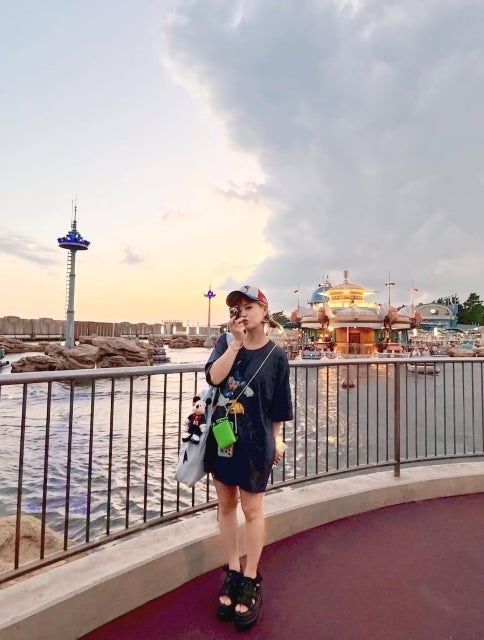 新垣里沙、テーマパークで切り取った夕暮れショット。デジカメならではの質感