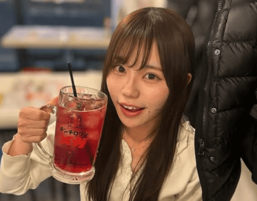 「お姉さん結構飲むんですね」女子大生美女タレント、”デートシチュ風・カツ活ショット”にファンときめき状態