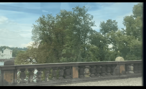 神田うの、家族でチェコ・プラハを満喫！トラムでドヴォルザーク博物館へ