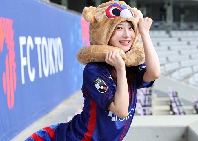 “ドロンパ女子”急増も！？FC東京が誕生日グッズ発表、二瓶有加の着こなしが抜群すぎる