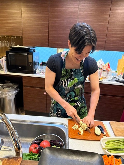 人気男性アナがヒャダインの自宅で女性料理研究家みたいに！？エプロン姿を公開