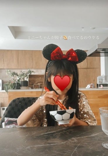 あのタレントの娘が〇〇に変装して餃子をパクリ