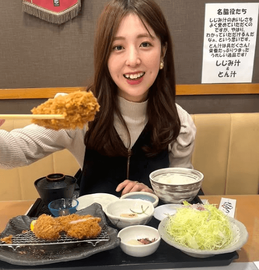 「めちゃめちゃキレイ！」サッカー美女キャスター、とん活モードのスイッチ・オン！”食べる？ショット”にファンガチ惚れ！