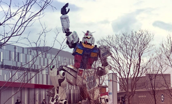 「プロポーズしてるやん！」有吉弘行が投稿した“跪きガンダム”にツッコミ殺到！