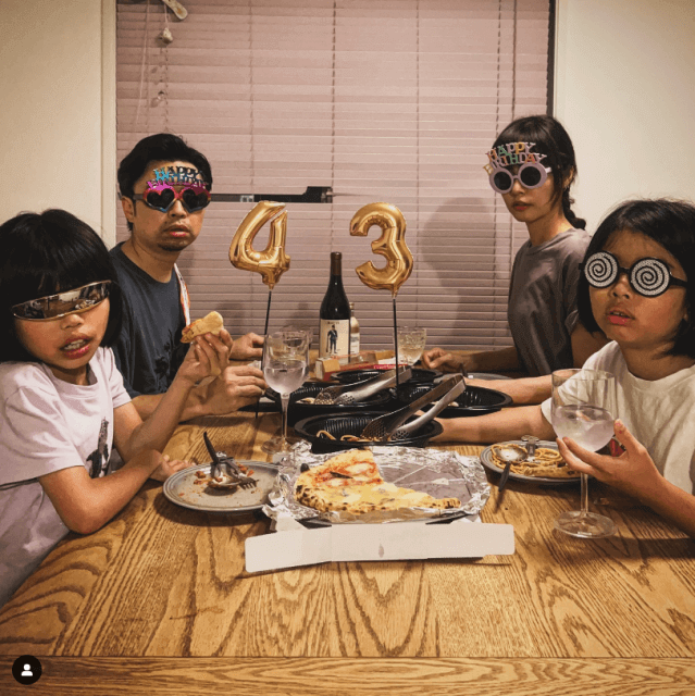 「かなり浮かれていらっしゃいますよね？？」妻はモデルのあのミュージシャンが家族で誕生日パーティー開催！？