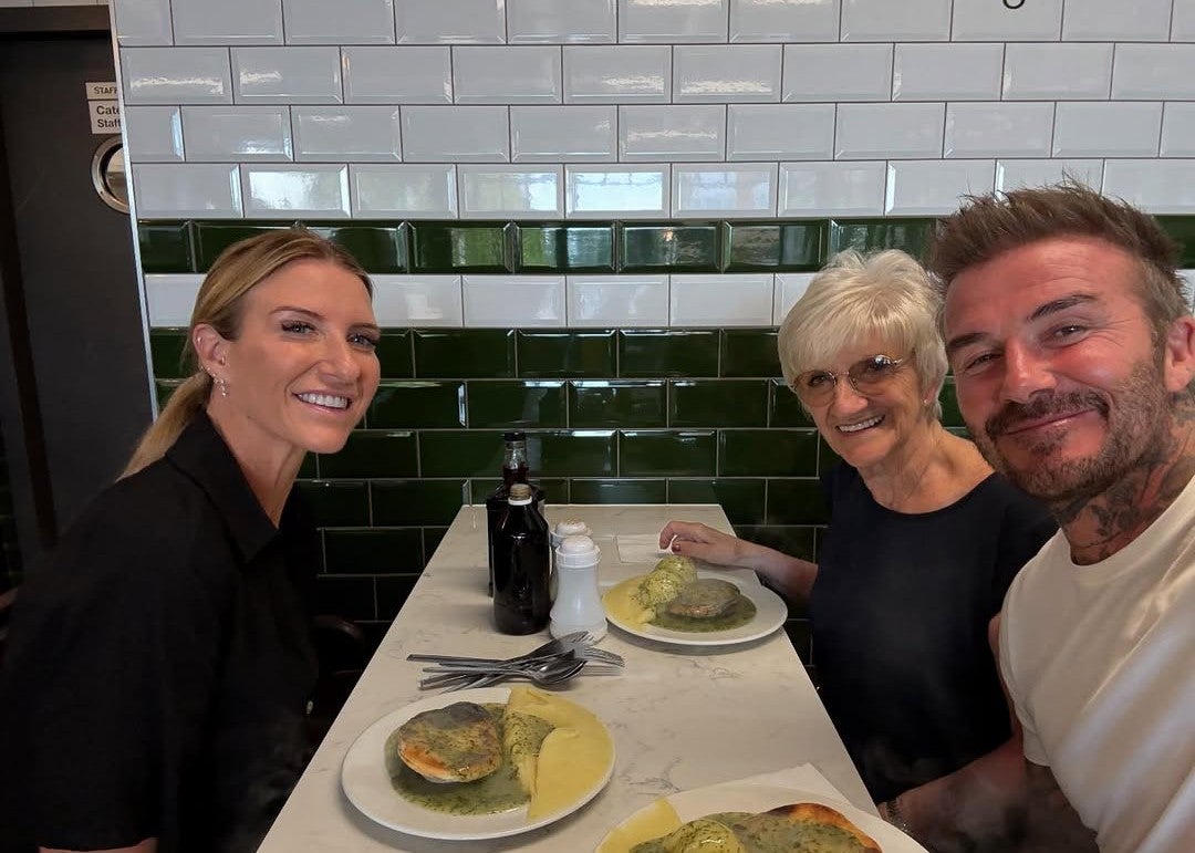 ベッカムママがランチ中に涙が止まらず「ベッカムママのうれし涙に感動」「お母さん、なんてかわいい人なの！」と話題に