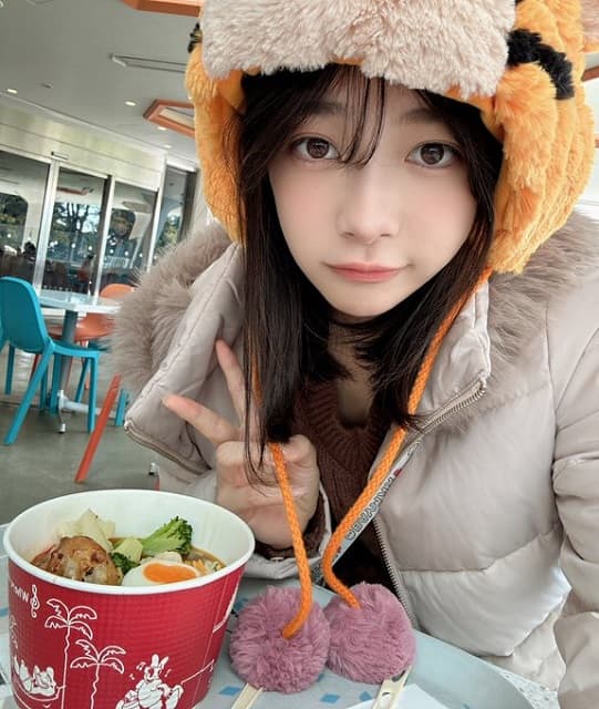 「〇〇です最近」人気グラドルの冬仕様な写真に「今日もカワイイですね」との声