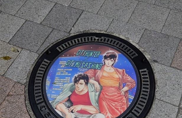 「これ目標にしよう！」『ろくでなしBLUES』作者が吉祥寺の『シティーハンター』マンホール発見で意気込み