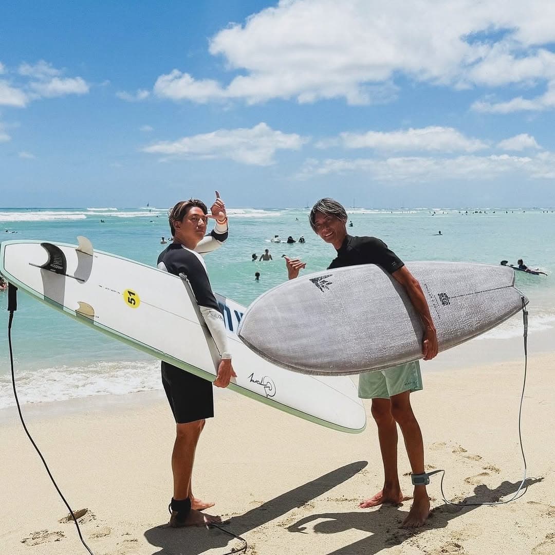 「かっこいい…」三浦翔平のサーフィン姿に眼福‼自然に癒されるスーパースターとのツーショット写真に注目集まる
