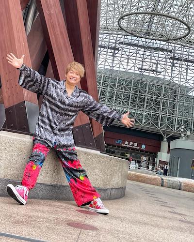 「全身ヤンチェ」❗️❗️香取慎吾が番組撮影で金沢21世紀美術館 を訪れる📺📷