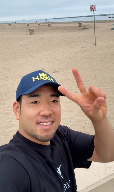 菊池雄星、“思い出の街”で見せた穏やかな笑顔と海辺ショットを公開！