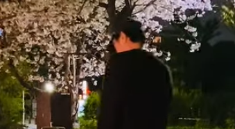 「花よりクロミちゃん！」遠藤憲一、桜より愛犬に夢中な“春の癒し動画”が話題