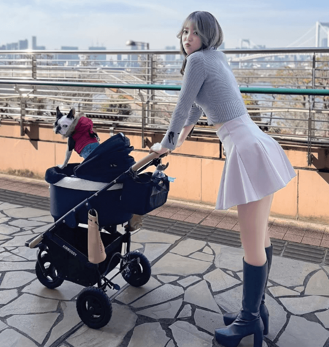 「同じポーズに胸キュン！」元アイドルの美女フルート奏者、ワンコと見せた”ダブル・わがままポーズ”にファン釘付け状態！「可愛いっす」