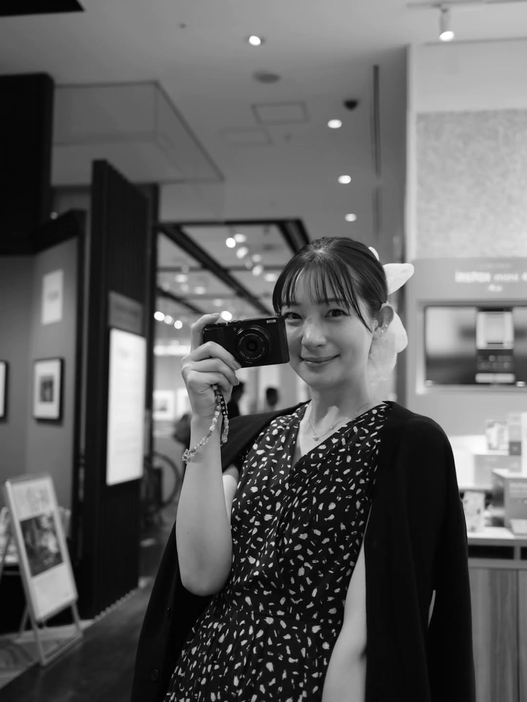 モノクロ写真の中の笑顔にファンからは「モノクロでも可愛い！」足立梨花、自身の趣味を投稿