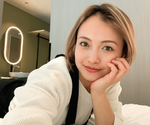 「素敵なホテルですね」美女レーサー、大阪で宿泊したホテルに感激！”ルーム内・寝そべりショット”にファンうっとり