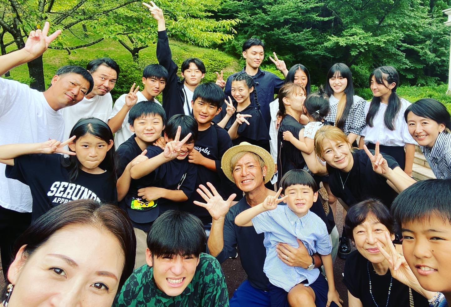 「#全員B型」つるの剛士さんが親族との“美男美女勢ぞろいショット”を公開！