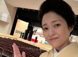 三田寛子、凛とした“枠く姿”披露！浅草公会堂での舞台最終日に「流石、梨園の母」の声