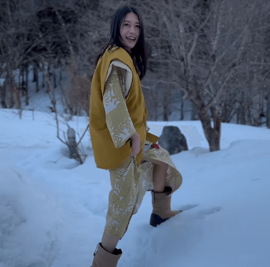 「雪ってテンション上がるー！」人気スポーツ美女子、くつろぎ着で雪との“お戯れ・ムービー”を披露！ファン歓喜「綺麗な女性の可愛いって最高」
