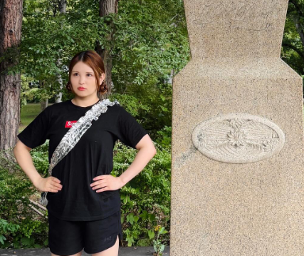 知性と闘志の融合！月山和香が“北大凱旋ショット”を公開、母校訪問にファン感激