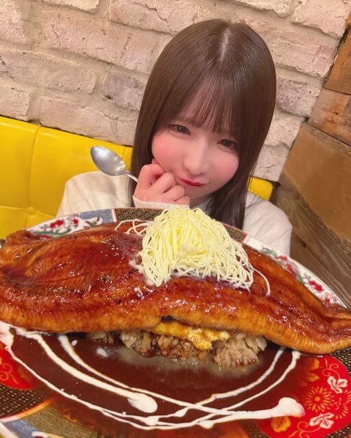 もえあず、まさかのギブ！？超ド級オムライスに「おなかいっぱいでムリ」