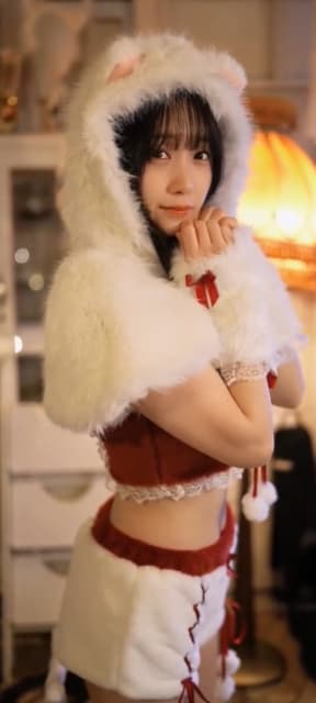 人気コスプレイヤー 伊織もえ クリスマスの特別コスプレを披露！