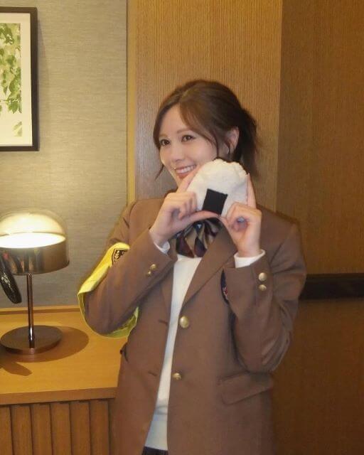 白石麻衣、“平成感”あふれる学生コーデが可愛すぎる！おにぎりポーチにも注目