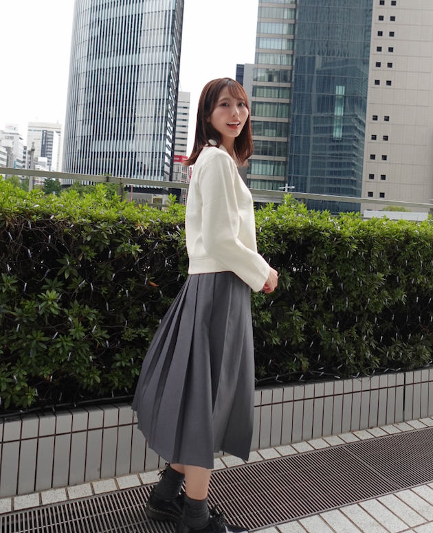 「見てるだけで幸せ」福岡の美人タレント、ロングスカートの冬コーデ姿が話題！ひつまぶし満喫に「幸せそう」「かわいい」
