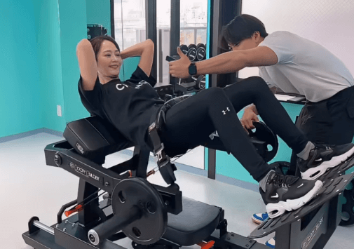 「す、すっごいトレーニング」アラフィフの美魔女モデル、情熱の”ヒップアップ・トレムービー”を公開！「good」