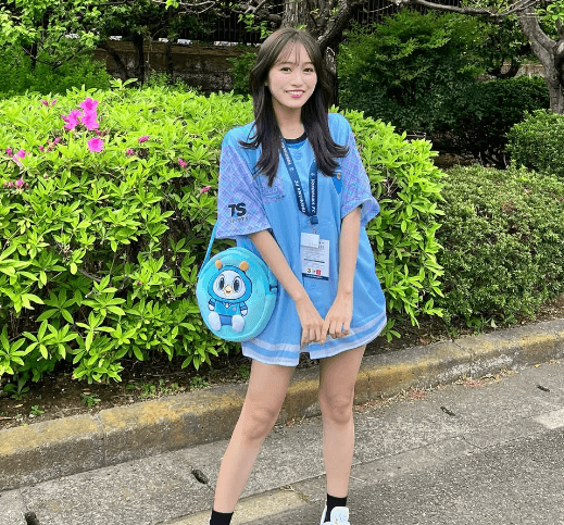 「可愛い写真ありがとう」サッカー美女子、Jリーグ観戦へ！路上で見せたコーデが可愛いと横浜マリノスファン歓喜！