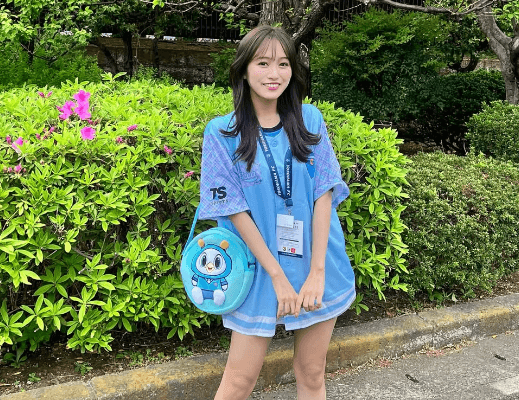 「可愛い写真ありがとう」サッカー美女子、Jリーグ観戦へ！路上で見せたコーデが可愛いと横浜マリノスファン歓喜！