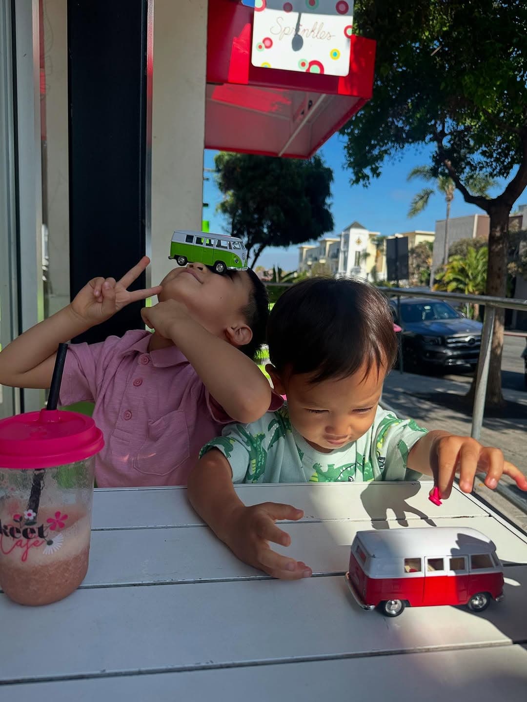 人気モデル〇〇、子供たちと渡米！キッズの姿が可愛すぎると話題！