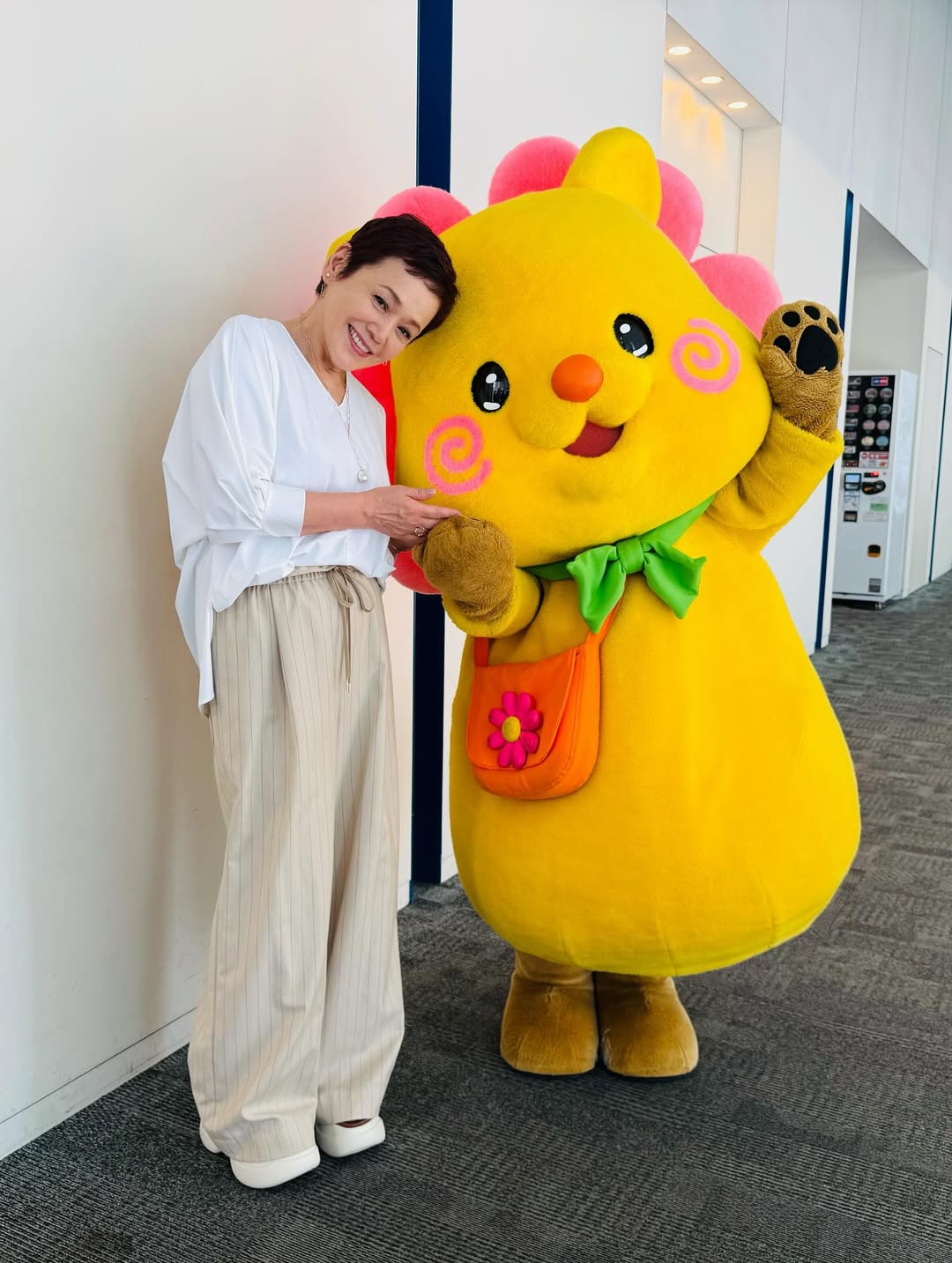 大竹しのぶ、ヒルナンデスのキャラクター「ハピナンデス」とのツーショット写真を大公開！