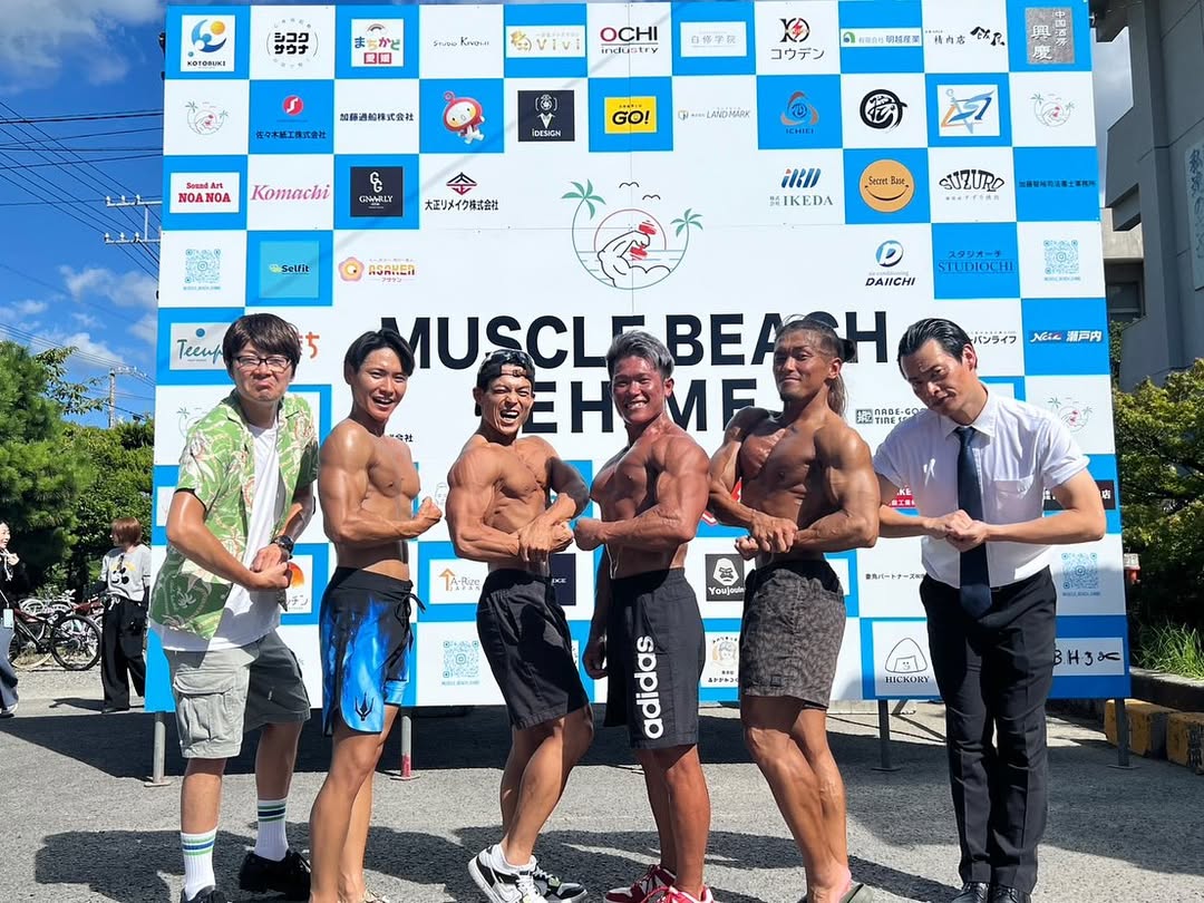 「最高に盛り上がりました！」俳優・遠藤憲一のモノマネで知られるお笑い芸人・ねんねん、愛媛の新居浜マッスルビーチを満喫