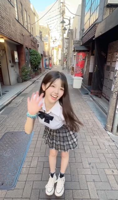 「制服めちゃ似合う」激カワアイドル、ミニスカJKスタイルのウキウキダンスムービーにファンメロメロ⁉